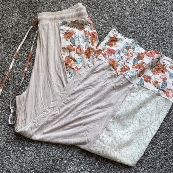 POL crochet lace mix floral pants tan cream flowy nwot - Picture 1 of 6